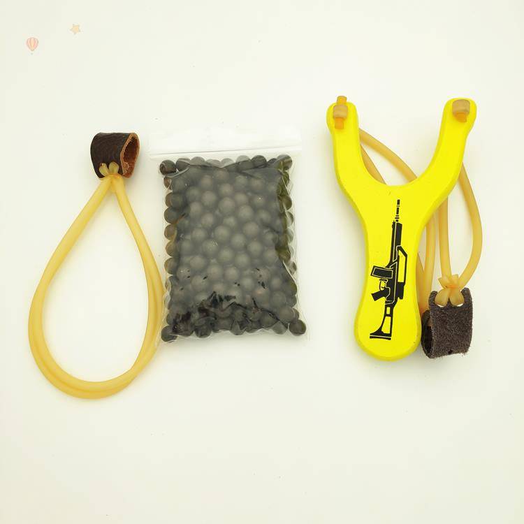 Yellow slingshot + 200 mudballs + 1 skin band